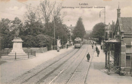 Leiden Stationsweg Met Tram En Standbeeld Boerhaave K6259 - Leiden