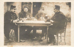 CARTE PHOTO - JEU DE CARTES - QUATRE POILUS JOUANT à La BELOTE - Playing Cards