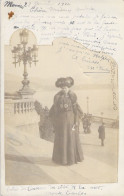 MONACO - Carte Photo - Femme Posant Devant L'entree Du Casino Coté Mer - Monte Carlo - Carte Postale Ancienne - Monte-Carlo