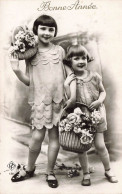 ENFANTS - Bonne Année - Petites Filles Tenant Des Paniers De Fleurs - Cartes Postales Ancienne - Other & Unclassified