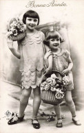 ENFANTS - Bonne Année - Petites Filles Tenant Des Paniers De Fleurs - Cartes Postales Ancienne - Otros & Sin Clasificación