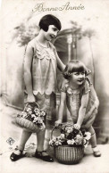 ENFANT - Bonne Année - Deux Fillettes Avec Des Paniers De Roses - Cartes Postales Ancienne - Other & Unclassified