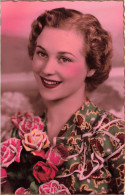 FANTAISIE - Femme - Une Femme Avec Un Bouquet De Fleurs - Blouse Imprimée - Blonde - Cartes Postales Ancienne - Women