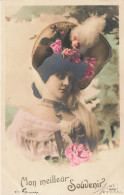 FANTAISIE - Femme - Mon Meilleur Souvenir - Une Femme Avec Un Grand Chapeau Orné De Fleurs - Cartes Postales Ancienne - Frauen