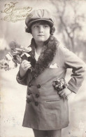 ENFANT - Bonne Année - Un Garçon Avec Des Fleurs - Casquette Et Manteau De Fourrure  - Cartes Postales Ancienne - Coppie