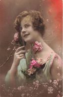 FANTAISIE - Femme - Une Femme Entourée De Fleurs - A Noyer - Colorisé - Cartes Postales Ancienne - Women