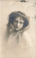 FANTAISIE - Femme - Femme Avec Un Voile Transparent Sur Les Cheveux - Cartes Postales Ancienne - Vrouwen