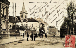 4634 -  BEZONS  : PLACE DU MARCHE -  ARRET DE TRAMWAY - Cafés à Gauche  CIRCULEE EN 1908 - Bezons