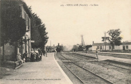 Soullans * La Gare * Arrivée Train Locomotive Machine Ligne Chemin De Fer Vendée * Enfants Villageois - Soullans