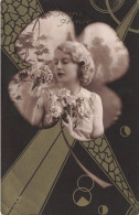 FANTAISIES - Une Dame Tenant Des Bouquets De Fleurs Dans Un Trèfle - Carte Postale Ancienne - Women