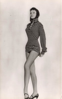 CELEBRITES - Beatrice Altariba Avec Des Jambes Longues Et Fines Dans Un Tunique Près Du Corps  - Carte Postale Ancienne - Berühmt Frauen