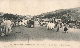 MADAGASCAR - Fianarantsoa - L'Avenue Besson Un Jour De Zoma - Le Cercle Français - Carte Postale Ancienne - Madagascar