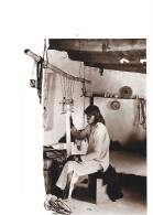 Indien Hopi, Métier à Tisser, Tisserand, Photo 1901 - Sash Weaver, Indian, Man, Inside A House - Azusa Postcard 1992 - Native Americans