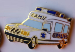 TT227 Pin's Ambulance Ambulances SAMU SMUR MERCEDES Superbe Qualité EGF Achat Immédiat - Mercedes