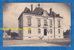 CPA Photo - MEREVILLE ( Essonne ) - Hôtel De Ville / Mairie - Drapeau Histoire Architecture Patrimoine - Mereville