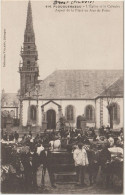 Finistère :  PLOUGUERNEAU :  église , Calvaire , Aspect Jour De  Foire Sur La  Place - Plouguerneau