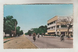 CPSM POINTE Noire (Congo) - Avenue Du Général De Gaulle Et Le Victory Hôtel - Pointe-Noire