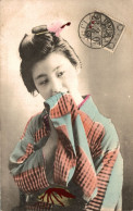 M63 - CHINE - Une Belle Jeune Femme En Costume Traditionnel De Tientsin - China