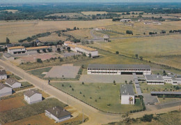 VIVONNE ---  Vue Aérienne --Le C.E.G ( Collège) .arrière-plan, L'école Primaire, Carrefour De La Route De Marçay - Vivonne