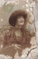 FANTAISIE - Femme - Joyeux Noël - Femme Avec Une Branche De Houx - Carte Postale Ancienne - Femmes