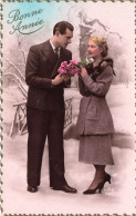 COUPLE - Bonne Année - Un Couple S'offrant Des Fleurs - Neige - Hiver - Colorisé - Carte Postale Ancienne - Couples