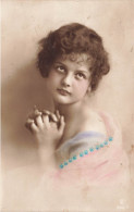 ENFANT - Petite Fille En Position De Prière - Mains Jointes - Colorisé - Carte Postale Ancienne - Autres & Non Classés