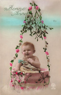 FANTAISIE - Bébé - Bonne Année - Un Bébé Dans Un Couffin Souriant - Roses - Carte Postale Ancienne - Babies