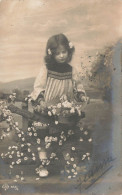 ENFANT - Fillette Cueillant Des Fleurs - Jardin - Carte Postale Ancienne - Otros & Sin Clasificación