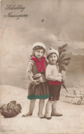 ENFANT - Gelukkig Nieuwjaar - Deux Enfants Dans La Neige - Branche De Pin - Echarpe Rouge - Carte Postale Ancienne - Sonstige & Ohne Zuordnung