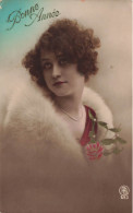 FANTAISIE - Femme - Bonne Année - Femme Avec Une Cape En Fourrure Blanche - Colorisé - Carte Postale Ancienne - Mujeres