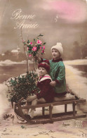 ENFANTS - Bonne Année - Deux Enfants Faisant De La Luge - Colorisé - Carte Postale Ancienne - Altri & Non Classificati