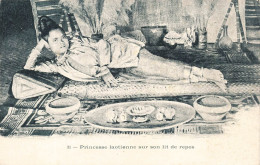 FAMILLES ROYALES - Princesse Laotienne Sur Son Lit De Repos - Carte Postale Ancienne - Royal Families