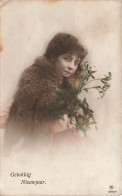 FANTAISIE - Femme - Gelukkig Nieuwjaar - Femme Courbée Sur Un Bouquet De Fleurs - Carte Postale Ancienne - Mujeres