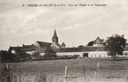 Nesles-la-Vallée - Vue Sur L'Eglise Et Le Pigeonnier - Nesles-la-Vallée
