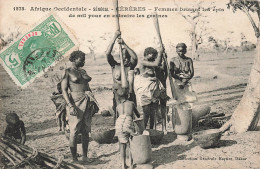 SENEGAL - Cérères - Femmes Brisant Les épis De Mil Pour Extraire Les Graines - Carte Postale Ancienne - Senegal