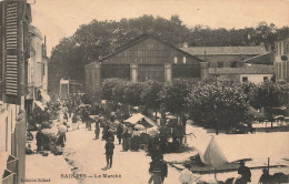 Saintes * Place Et Le Marché * Foire Marchands * Les Halles - Saintes