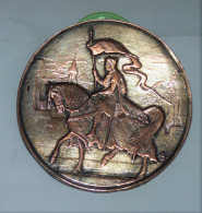 TRES ANCIENNE PLAQUE RONDE MEDAILLE ARGENTE ET DORE JEANNE D'ARC SUR CHEVAL - Metal