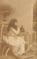 Tabac * Carte Photo * Femme Fumant Allumant Sa Cigarette , Dans Son Intérieur * Tabacs TABAC - Fotografia