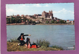 68 NEUF BRISACH  Le Rhin Et Vieux Brisach   Couple D'Alsacien En Costume Traditionnel - Neuf Brisach