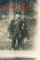 PHOTO FRANÇAISE - ENFANT SOLDAT BELGE AVEC FUSIL ET SABRE - BELGIQUE HIVER 1914 - 1915 - GUERRE 1914 1918 - 1914-18