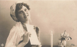 FANTAISIE - Femme - Femme Avec Une Lettre - Bougie - Carte Postale - Women