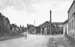 Maisancelle Tuilerie * La Rue Principale Du Village * Villageois - Autres & Non Classés