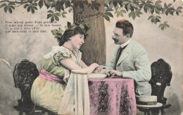 COUPLE - Un Couple Dinant Dans Un Jardin - Vous M'avez Parée D'une Guirlande - Carte Postale Ancienne - Coppie