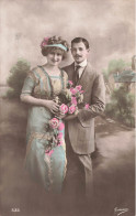 COUPLES - Couple Tenant Un Bouquet De Fleurs - Carte Postale Ancienne - Koppels