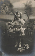 ENFANTS - Petite Fille Avec Des Fleurs - Carte Postale Ancienne - Autres & Non Classés