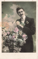 FANTAISIES - Homme Avec Des Fleurs - Carte Postale Ancienne - Hombres