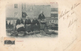 Niort * 1900 * Paysannes * Scène De Marché Et Marchandes * Coiffe Costume Deux Sèvres - Niort