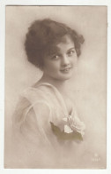 Girl Portrait Old Postcard Posted 1923 Hungary B200115* - Pin-Ups