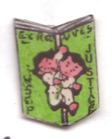 C128 Pin's JUDO Fond Vert Ecrouves USEP Meurthe Et Moselle Achat Immédiat Immédiat - Judo