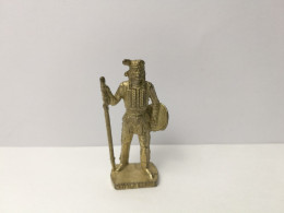 Kinder :  K94 N111  Berühmte Indianer-Häuptling II 1985-93 -  Little Crow  - Gold - Scame - 40 Mm - 7 - Figurines En Métal